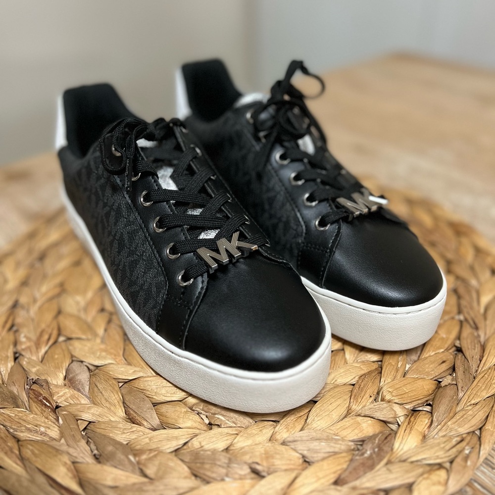 NWOT- Michael Kors size 8